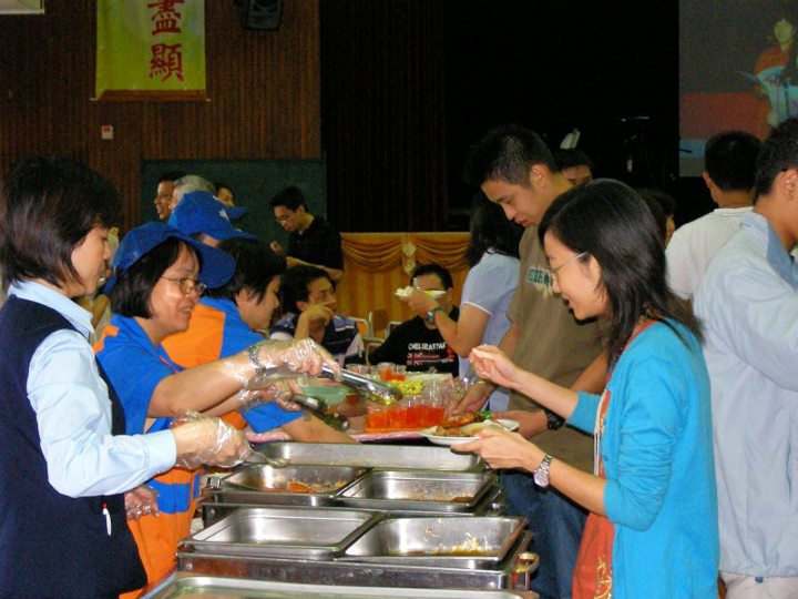圖中所見，是茶聚中，校友們在忙於挑選自己喜歡的食物。